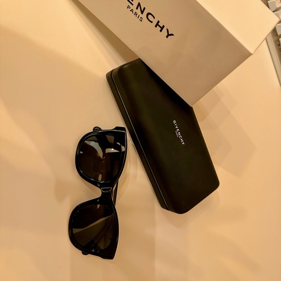 Authentic GIVENCHY Black Square GV7103S Sunglasse - Picture 4 of 4
